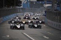 2019年3月10日に香港で開催された、フォーミュラE第5戦・香港E-Prix。練習走行や予選の単走こそ迫力不足は否めないものの、そのスタートシーンは迫力満点だ。エキゾーストサウンドはないが、全22台の“モーターサウンド”はスリリングで、オープニングラップから見応えのあるバトルが展開された。