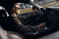 フロントのスポーツレザーシートには、ヒーターやメモリー機能付き電動調整機構が組み込まれている。