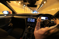 片道1時間半の高速道路のドライブでは、まずは高い走行安定性に感心させられた。