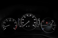 エンジン回転計のフルスケールは8000rpmで、レッドゾーンは6900rpmから始まる。吹け上がりのよさが印象的だった。