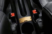 センターコンソールに装着される、限定車を示すゴールドのロゴプレート。