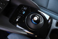 「ノートe-POWER」などと同じデザインのシフトセレクターが配された、ピアノブラックのセンターコンソール。「e-Pedal」のオン/オフもここで操作する。