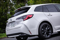 最新の「カローラ ツーリング」は、「GA-C」と呼ばれる新世代プラットフォームをベースに設計されている。サイドのグリーンハウスは車両後部に行くにしたがって上下幅が狭くなるデザインを採用。