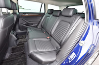 後席の背もたれは3分割の可倒式。前席とは別に調節できる3ゾーン式のエアコンが用意される。