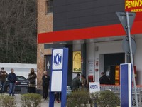 スーパーマーケット。客が並んでいるのは、1人退店したら1人入場することで、店内にいる客の総数を抑制しているため。買いだめに押しかけたのではない。