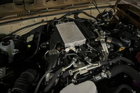 パワーユニットは従来型のハイオクガソリン指定の4リッターV6から、最高出力204PS、最大トルク500N・mの2.8リッター直4ディーゼルターボ「1GD-FTV」エンジンに刷新された。トランスミッションは6段ATのみの設定だ。