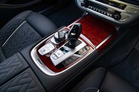 センターコンソールにはシフトセレクターなどとともにシリアルナンバー入りのメタルプレートが備わる。テスト車は159番だった。