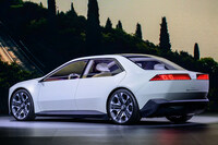 清水「窓が大きくて、ボディー断面が末広がりになるこのデザインは、キャビンを広く見せたかったのかな?」
ほった「かっこいいクルマの既成概念に対する挑戦を感じますよね。そこは好印象なんですけど……」