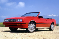 1983年「シボレー・キャバリエ コンバーチブル」。アメリカ版Jカーは4ドアセダン、2ドアクーペ、3ドアハッチバッククーペ、5ドアワゴン、2ドアコンバーチブルの5種のボディーをディビジョンによって使い分けた。