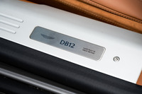 サイドシルに貼られた「DB12」のプレート。モデルネームが確認できる唯一のポイントだ。