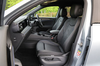 24万2000円の有償オプションとなる「レザーシートパッケージ」が選択され、ラグジュアリーなムードが漂うキャビン。同オプションにはフロントシートの電動調整機能とベンチレーション機能が含まれている。