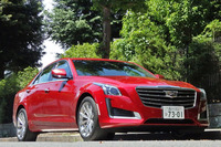 新しいフロントグリルが与えられて、より精悍(せいかん)な顔つきになった「CTS」。車両価格は従来の790万円から745万円に改められました。