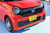 「N-ONE」といえば、往年の「N360」を思わせるデザインのグリル。新型のヘッドランプはLED式で、デイタイムランニングランプとポジションランプ、ウインカーの機能を兼ね備える発光リングが採用されている。