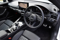 ベースとなった「A5」などと同じく、デジタルデバイスによってアップデートされた「RS 5クーペ」の運転席まわり。今回の試乗車は右ハンドル仕様だったが、左ハンドルも選択できる。カーボン製のトリムは質感が高く、スポーティーな雰囲気を見事に演出している。