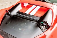 給油口と充電口に関しては、「296GTB」では左右のバットレスに丸いリッドが備わっていたが、「296GTS」ではデザインになじませて目立たなくするよう、レイアウトやリッドの意匠が変更された。