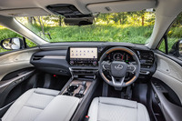 5種類のインテリアカラーが用意される車内では、Aピラーを後退させることで得られた視界の良さや開放感に加えて、「Tazuna Concept」をもとにデザインされたコックピットが見どころとされる。ダッシュボード中央に置かれた14インチサイズの大型タッチ式ディスプレイが目を引く。