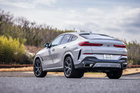 今回試乗した車両は「BMWインディビジュアル スペシャルペイント」の「チョークユニ」と呼ばれる明るいグレー系の外板色をまとっていた。同ボディーカラーは71万円の有償色となる。