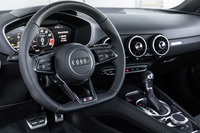 マイナーチェンジを機に「TT」シリーズの装備は一段と充実。フルデジタルのメーターパネルやイルミネーション付きのUSBポート、Bluetoothの接続機能などが標準で備わる。