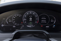 液晶式のメーターパネルに伝統の5連メーターを表示したところ。ターボエンジンなのに最高出力はレッドゾーン至近の7500rpmで得られる。