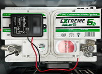GPS機器を付属の両面テープでバッテリーに固定。両方の電極につないで完了。