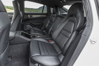 リアシートは2人掛け。左右座席の間には、エアコンの操作パネルやドリンクホルダーなどが設置される。