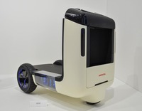 車体の多くの部分が荷台にあてられる、物流用自動運転プラットフォーム「3E-C18」。車体右側面(写真で青く見える部分)に「モバイルパワーパック」を挿入して使う。