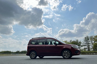 「カングー ヴァリエテ」には、「インテンス」がベースのカラーバンパー仕様と、「クレアティフ」をベースとするブラックバンパー仕様がラインナップされる。今回は車両本体価格427万円の前者に試乗した。