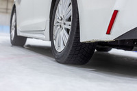 今回は氷上とドライの一般道、そしてウエット路面という3つのステージで、最新の「X-ICE SNOW+」と2020年に登場した「X-ICE SNOW」との比較試走を行った。