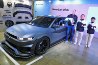 コンセプトモデル「NPX1」とヒョンデの関係者。