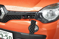 ボンネットはグリルの左側(向かって右側)のパネルを外し、解錠して外す。