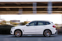 「X3 M40d」はMパフォーマンスモデルとして専用チューニングが施されたサスペンションや「バリアブル・スポーツ・ステアリング」「Mスポーツブレーキ」などスポーティーな装備を採用。