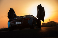 斜め上へと開くディヘドラルドアも、中央寄りにシートを配したキャビンの乗降性に配慮したもの。ドアを開く際に必要な高さは1988mmとなっている。