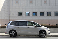 「グランドC4ピカソ」は、3列シートを持つシトロエンのミニバン。リアドアはスライドドアではなく、オーソドックスな横開き式になっている。