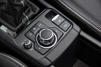 インフォテインメントシステムのコントローラー等が装備されたセンターコンソール。今回の改良により、パーキングブレーキは電子制御式となった。