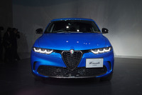 アルファ・ロメオで初採用となるマトリクスLEDヘッドライトを組み込んだフロントフェイスは、往年のスポーツカー「SZ」などから着想を得たものだという。