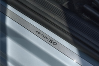 「EDITION 50」のロゴが入った専用前席ドアシルプレート。