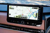 センターディスプレイはサイズが大きくなっただけでなく、ソフトウエアも進化。マップはGoogleの目的地検索に対応したほか、ストリートビューなども表示できるようになった。