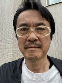 白内障の手術直後、保護メガネをかけて憔悴(しょうすい)した私。目の手術ってホントにこわい。だって見えてるんだから。