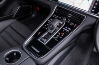 スロープ状のセンターコンソールには、主に空調やインフォテインメントシステムの操作スイッチが並ぶ。