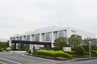 神奈川県は茅ヶ崎に位置するオーテックジャパン。写真の事務本館は、直6エンジンのシリンダーブロックをモチーフにデザインされたという。