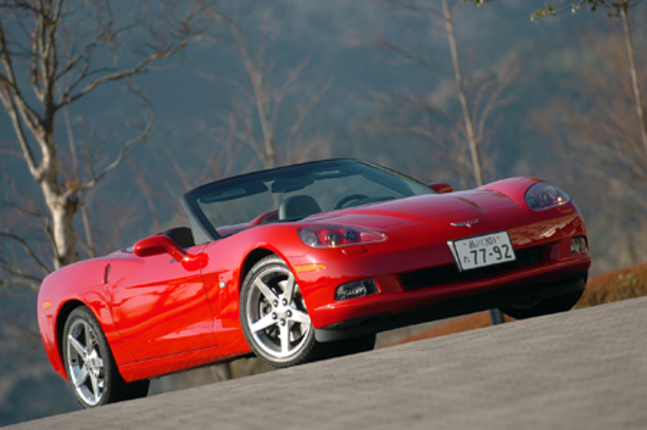 【スペック】コンバーチブル:全長×全幅×全高=4455×1860×1250mm/ホイールベース=2685mm/車重=1500kg/駆動方式=FR/6リッターV8 OHV(404ps/6000rpm、55.6kgm/4400rpm)/価格=835万円(テスト車=同じ)