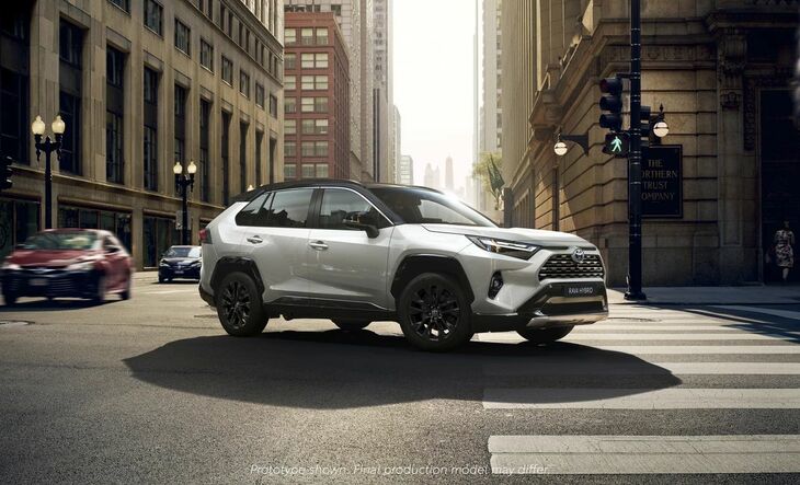 トヨタRAV4(フェイスリフト):2019年から販売されている5代目「RAV4」がフェイスリフトされる。外観はほとんど変わらないが、よりデジタル化され、新しいマルチメディアが搭載されている。価格は3万7490ユーロ(約500万円)より。