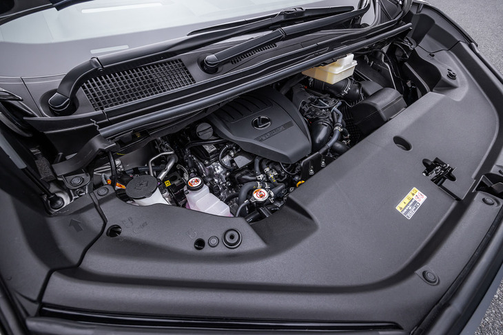 「LM500h“エグゼクティブ”」に搭載されるのは、最高出力275PSの2.4リッター直4ターボエンジンと同87PSのフロントモーター、「eAxle」と呼ばれる同103.2PSのリアモーターが組み合わされたハイブリッドパワートレイン。システム最高出力は371PSとなる。