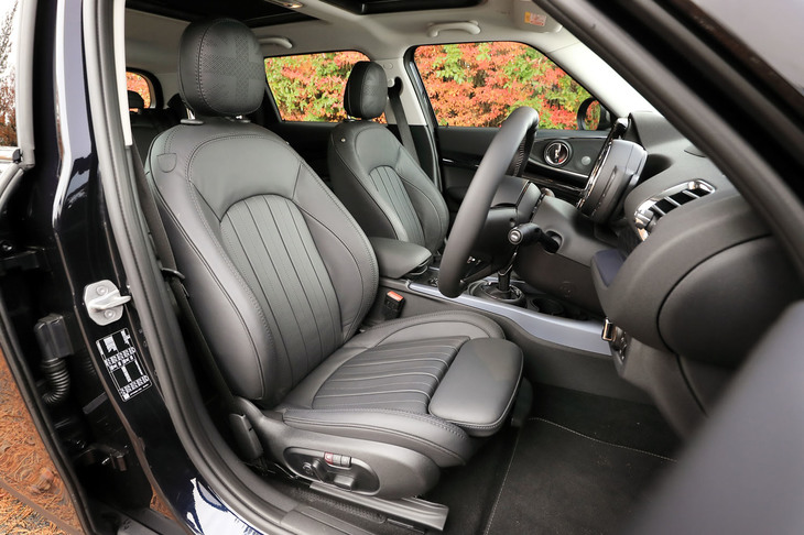 「MINI Yours Style」に含まれる、上質なレザー製のスポーツシート。ヘッドレストのパンチングや、ショルダーに貼られた「MINI Yours」のワッペンのデザインなどに、ユニオンジャックが用いられている。