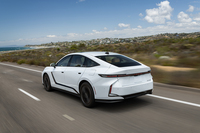 プラットフォームはトヨタの「RAV4」「ハリアー」、レクサスの「RX」「NX」、さらに「センチュリー(SUV)」など幅広く使われるGA-K。BEV版の設定に伴い、フロントエンドとフロア、リアエンドの剛性を強化している。