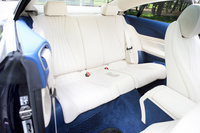 リアシートは2人乗り。大人が座れる十分な広さを持ち合わせているだけでなく、12V電源やリーディングライト、人数分のドリンクホルダーなども備えられている。