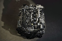 「SKYACTIV-X」と呼ばれるSPCCIエンジンには、圧縮着火が難しい中~高回転域での吸気量を緻密にコントロールするため、クラッチでON/OFFが可能な高応答エアサプライ(=スーパーチャージャー)が装備される。