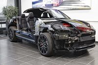 会場に展示されたカットモデル。リアのラゲッジスペースは、スポーティーなスタイリングによってやや削(そ)がれていそうだが、その代わりに、フロントにもトランクスペースが設けられるようだ。