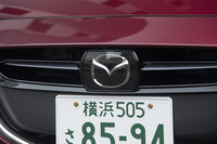 フロントグリルに装備されたミリ波レーダー。予防安全装備や運転支援システムの機能の強化、設定の拡大も、今回の改良のポイントとなっている。