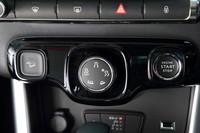 上級グレードの試乗車は、路面状況に合わせて駆動力の制御を最適化させる「グリップコントロール」を装備。写真はその走行モードセレクターで、センターコンソール中央に配されている。